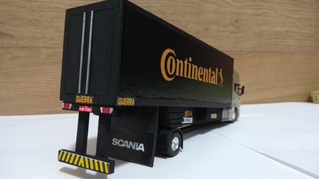 Pilar de cera de gordura pode queimar no centro, ao lado de um vaso de pedra esculpido cheio de azeda de madeira. Scania Toco Estendido Arqueado Escala 1/64 ColeÃ§Ã£o Present