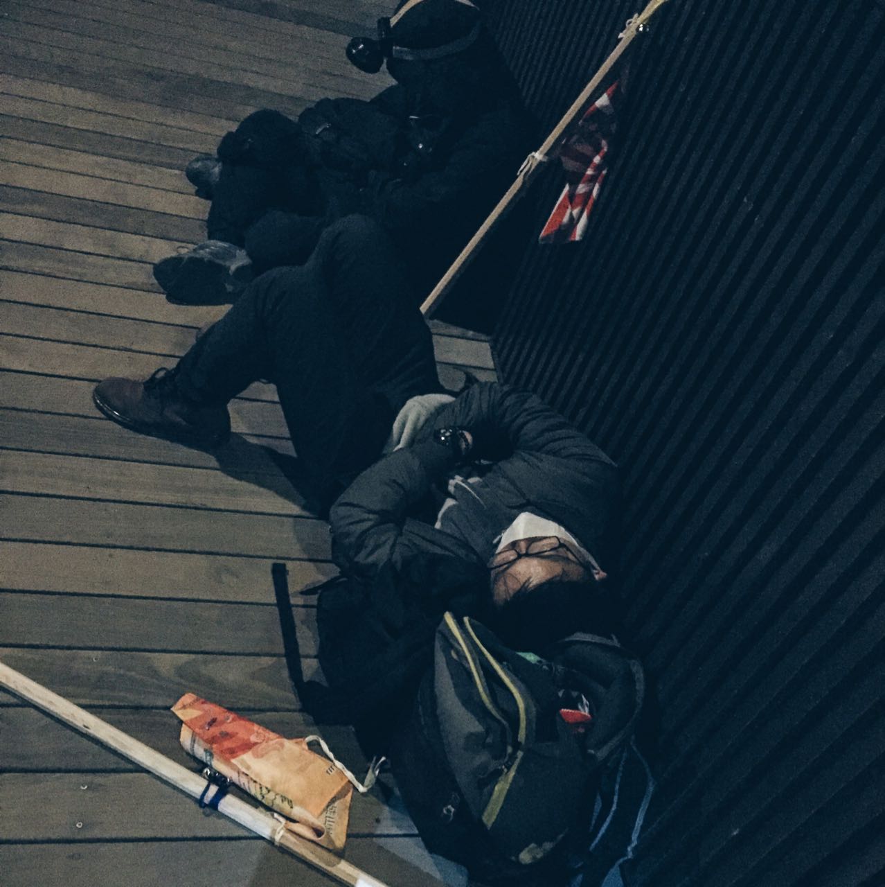 Hai cậu em ngủ vật vờ