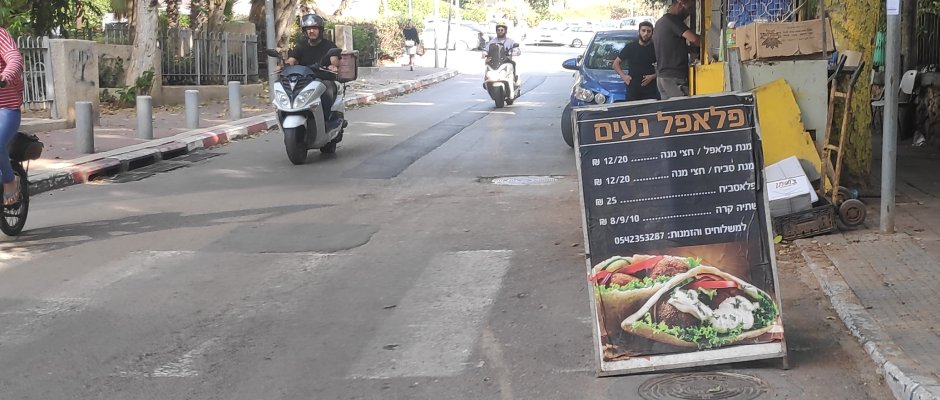 פלאפל נעים. דוכן שלא רואים כמותו יותר