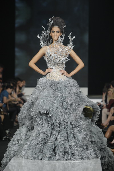 She loves to make a dress crafted with exquisite detailing which reflected the … Indonesian Designer Tex Saverio Is The Designer Of Katniss Wedding Gown In Catching Fire