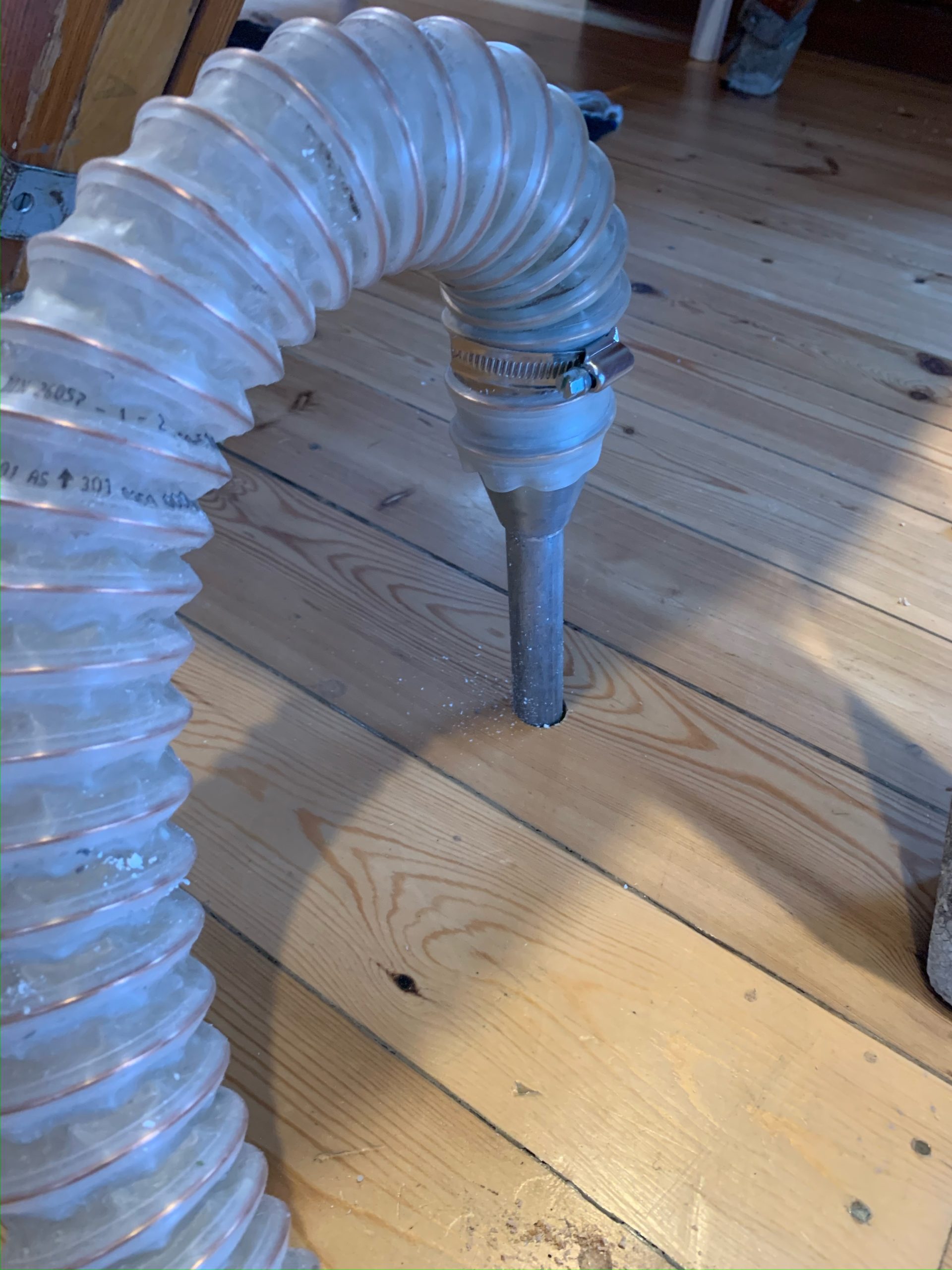 Isolering af gulv, gulvisolering, etageadskillelsesisolering, etageadskillelse, isolering med papiruld, neopor, neopixels, eps, polystyren, rockwool, mineraluld