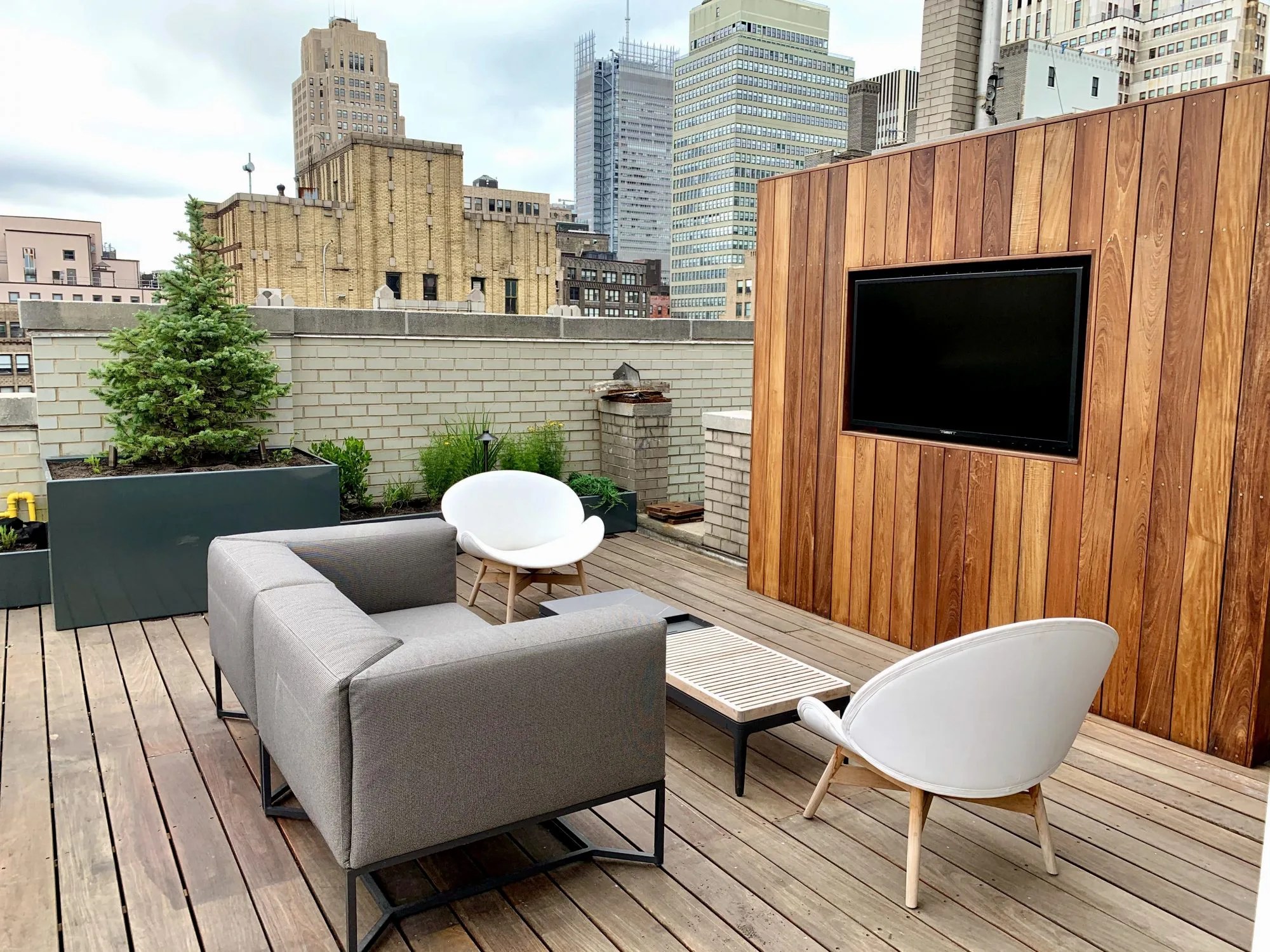 Rooftop garden with IPE TV wall