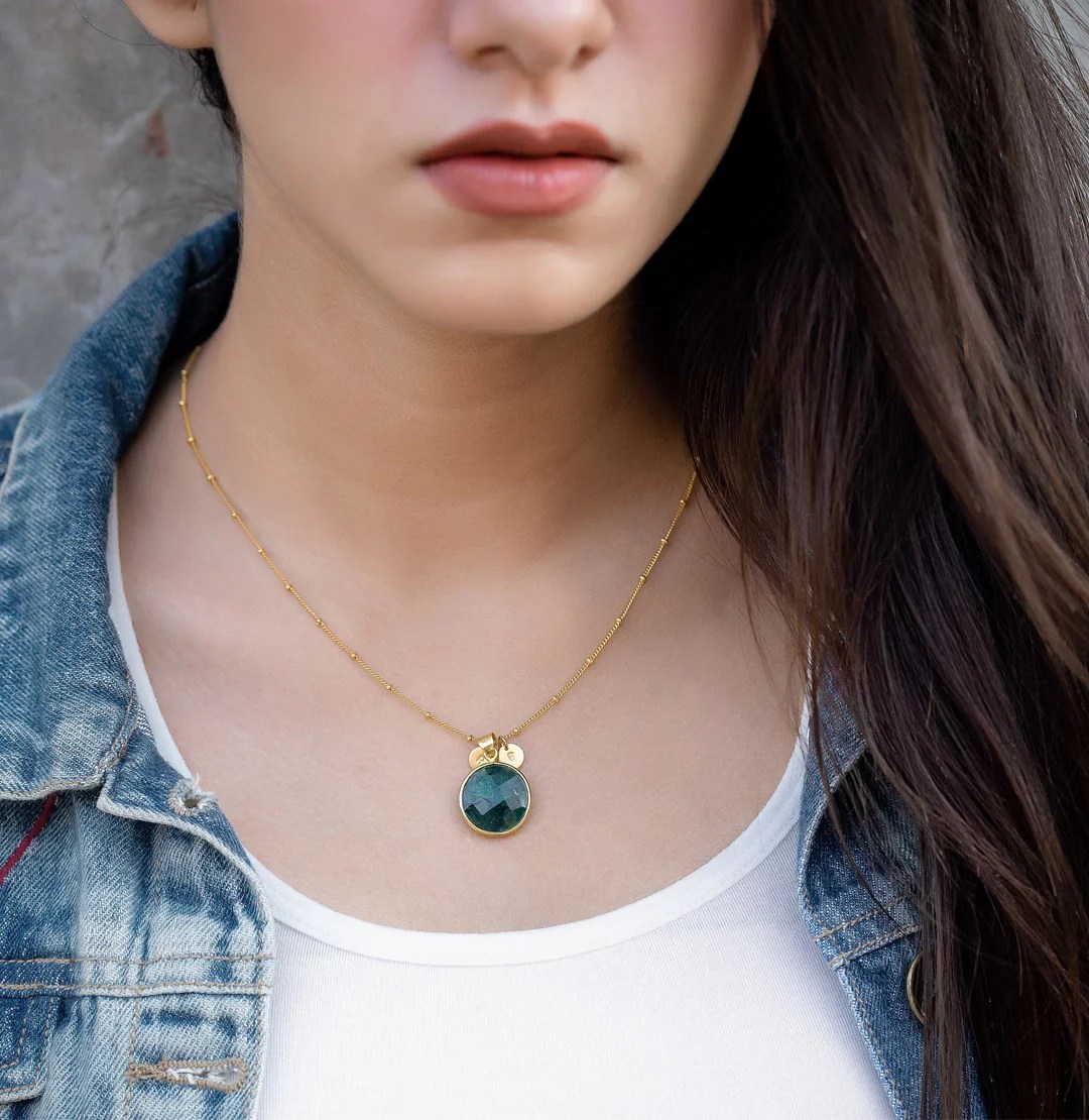 Anastasia Hyperbole Accessories - Premium Dark Wallpaper Gallery - Mobile