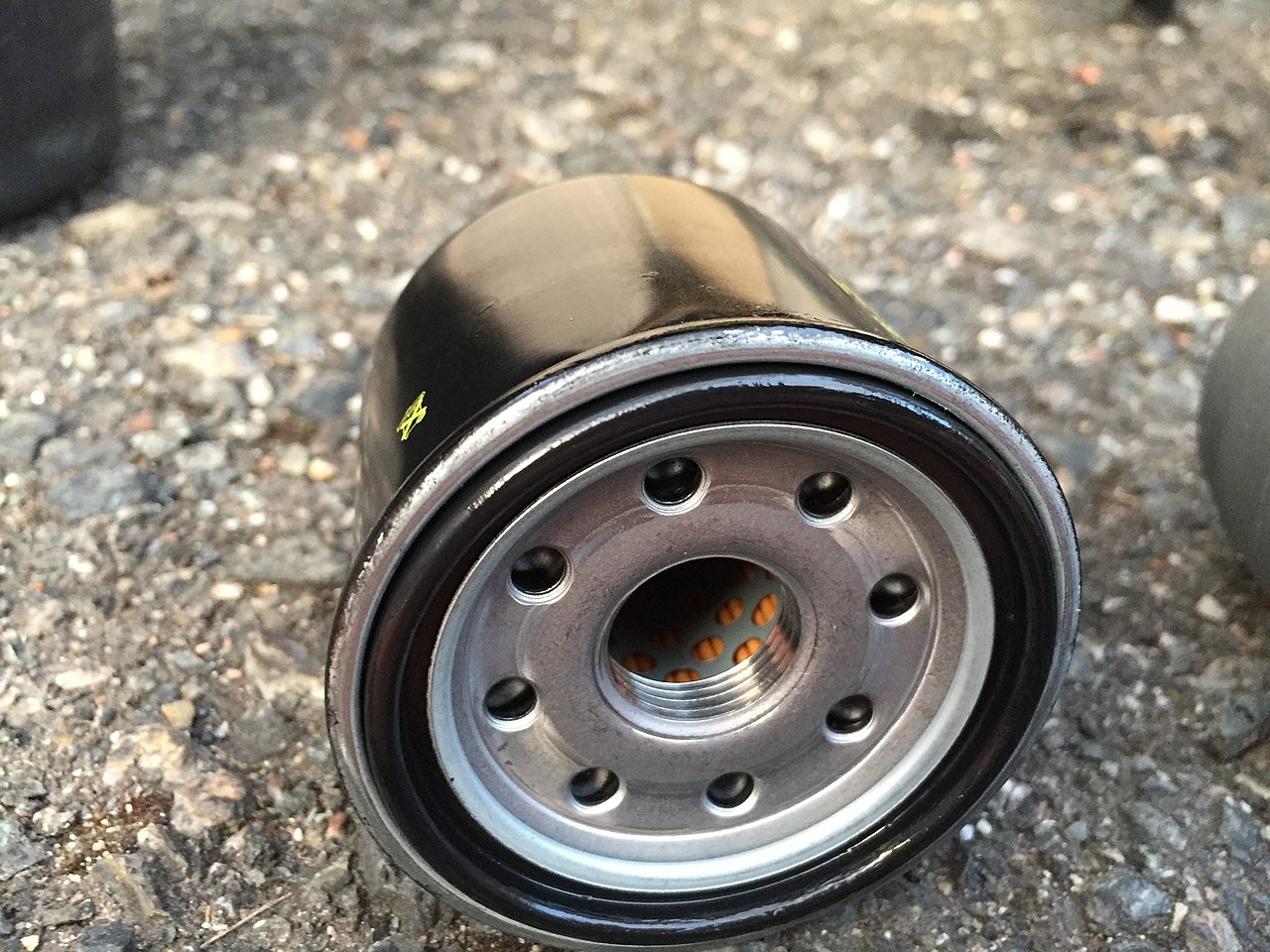 find out the function of the oil filter in car and motorcycle vehicles on what does oil filter do in a car