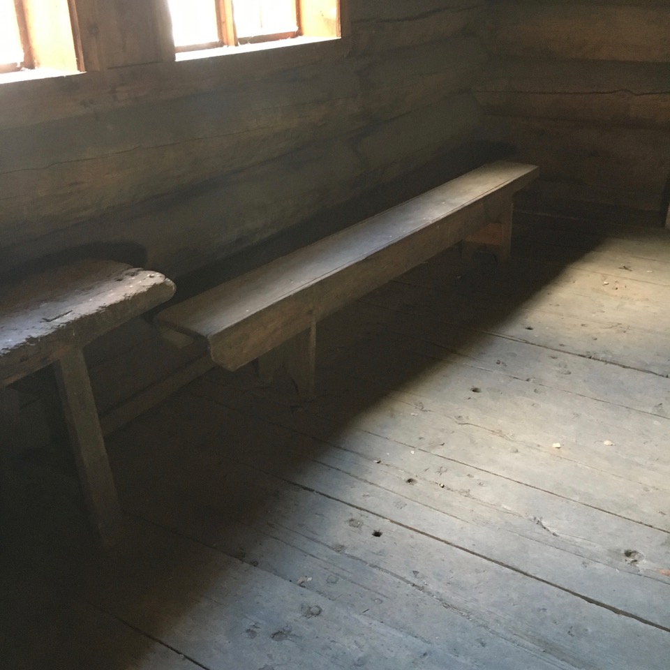 I tilegg til høvelbenken er det også eit forsete eller langkrakk som også står på loftet. Om denne har vore brukt som arbeidsbenk er usikkert, men truleg. Foto: Roald Renmælmo