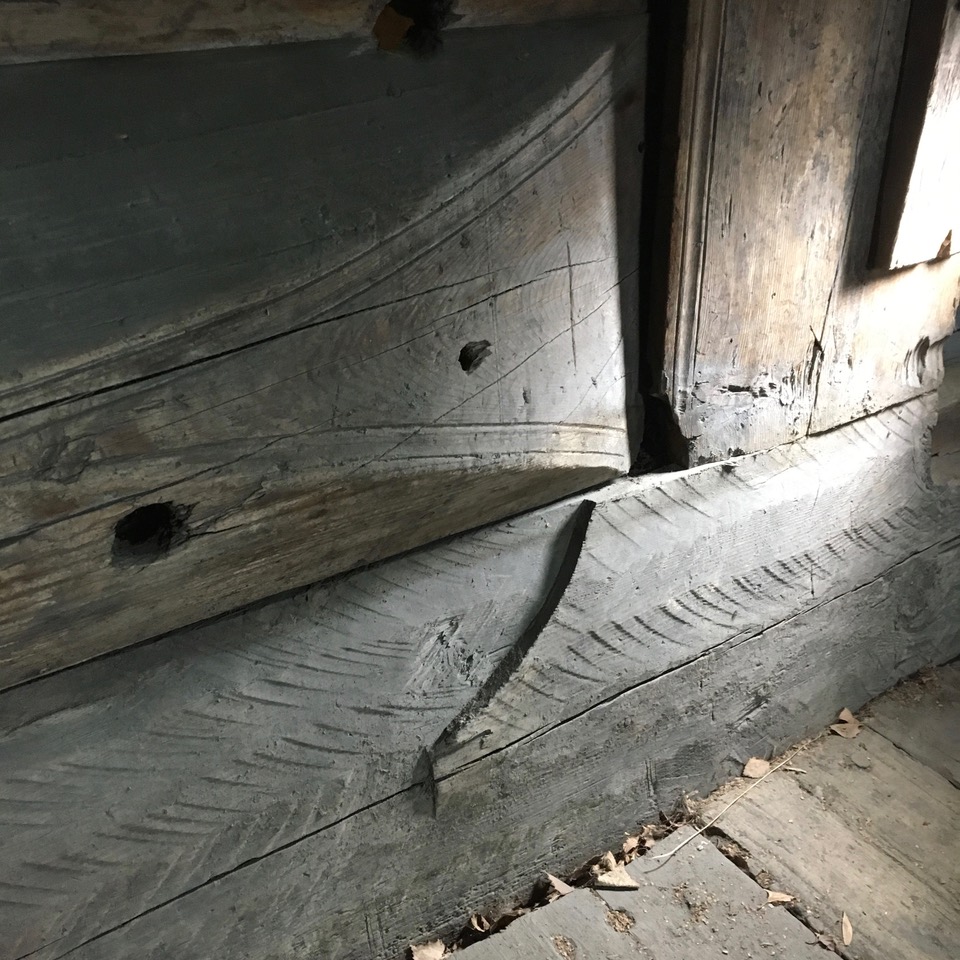 Overgangen frå trapesforma syllstokk til område under beiski og dørstokk er meisterleg gjort. Her har tømraren glepphogd med ein enormt god presisjon. Foto: Roald Renmælmo