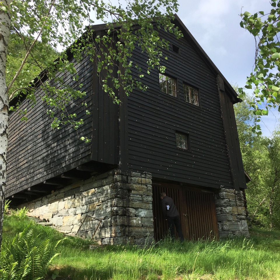 Lydvaloftet på Voss slik det står i dag. Det vart flytt til denne staden i 1914 etter at Fortidsminneforeningen overtok det. Foto: Roald Renmælmo