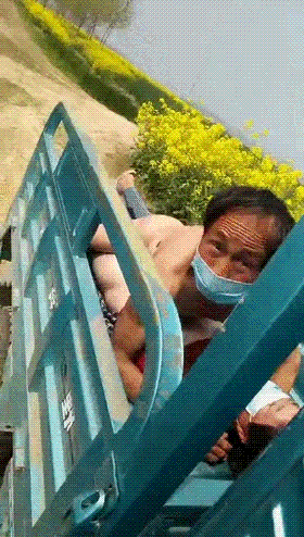 猎奇大爷大妈开三轮车去赏花性之所至，直接在三轮车上直接玩车震，无套肏起来了，大妈的奶子还挺白嫩的！ - 截图4