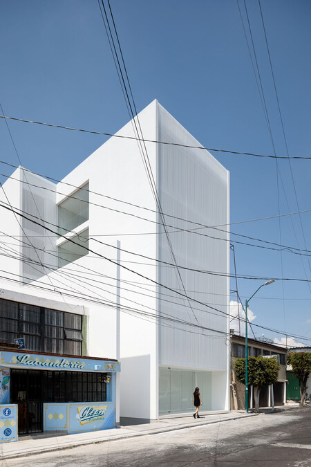 Un Edificio Torre En Morelia Mexico De Lineas Limpias Minimalistas Y Modernas Que Respeta El Pasado Arquitectura Del Barrio En El Que Se Ubica