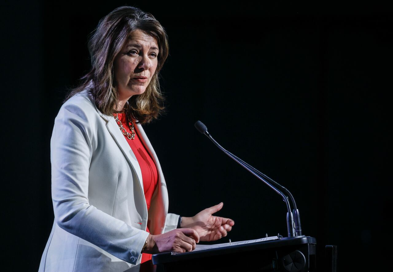 Oilsands Emissions Intensity Talks: Federal & Alberta Update Premier Danielle Smith making a speech