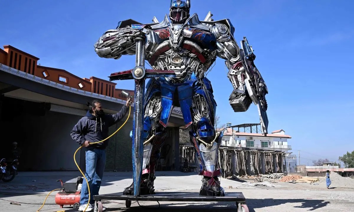 From Scrap to Spectacular: Pakistani Artist Turns Trash into Colossal Metal Artworks (2026)