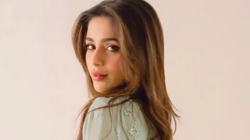 Aima Baig's Powerful Message: Prioritizing News Over Celebrity Gossip Amid Iran Tragedy (2026)