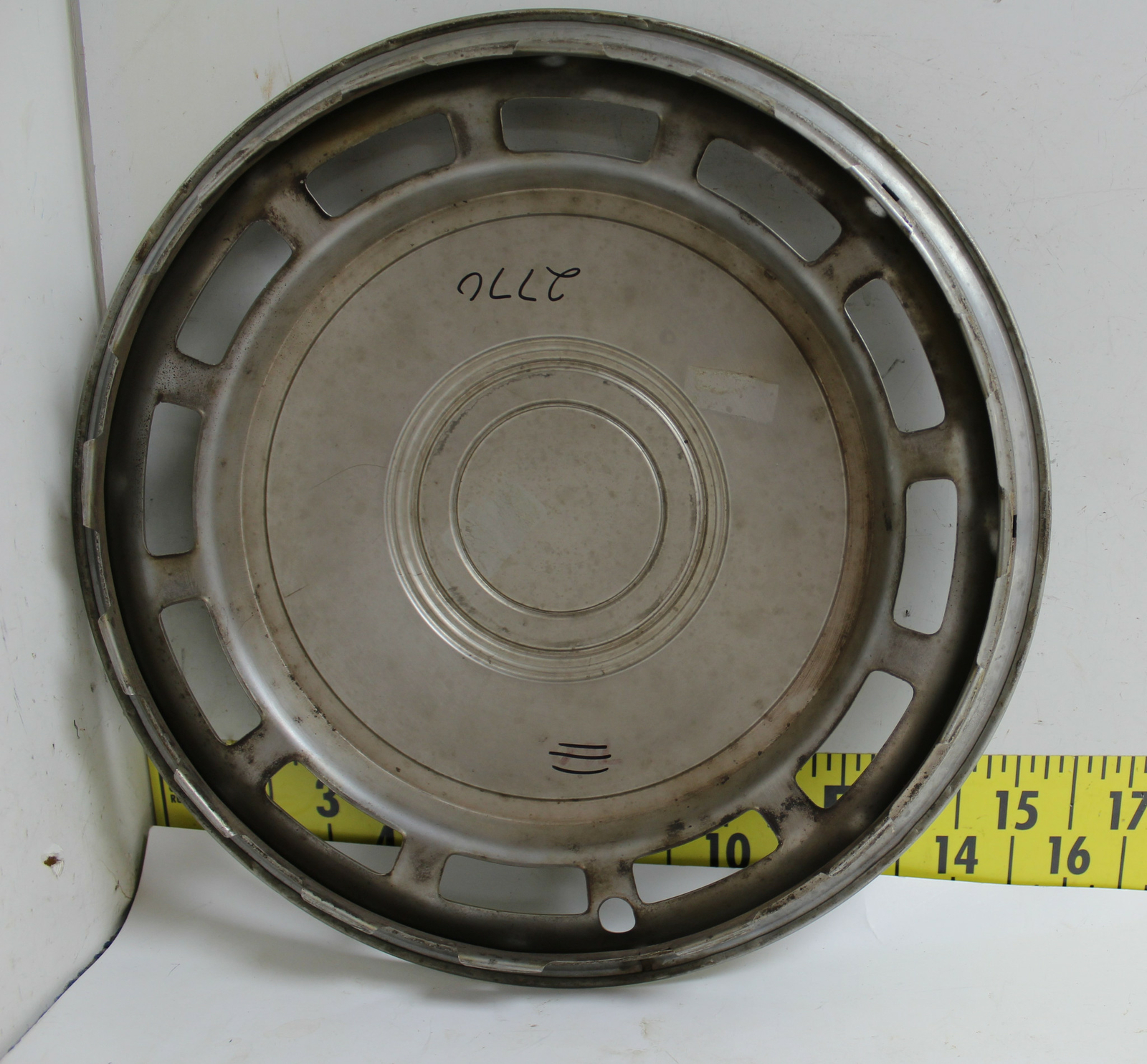 Oem set of 2 14" hubcaps d9dz-1130-a 1978-82 ford granada mercury