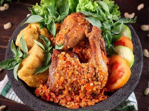 Ayam Penyet Puspa, Dian Hasri