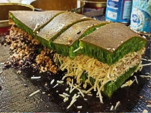 Martabak Raos Bang Kumis Menoro, Perempatan Klumpit, M Rizal