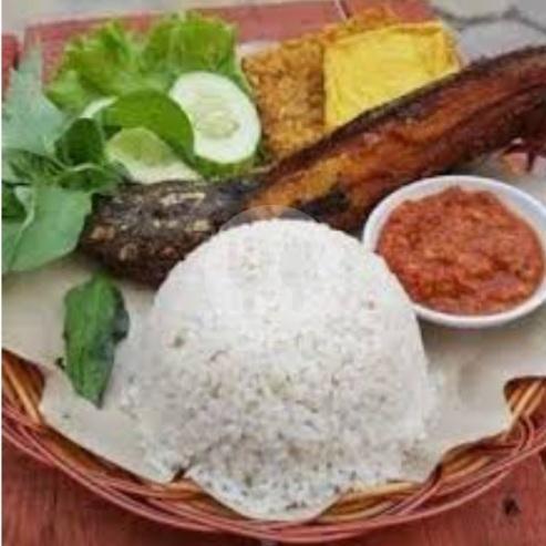 24 Tempat Makan Panas Pecel Lele Terfavorit