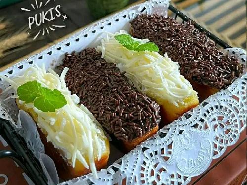 Pukis Awaliah, Gunung Putri, Siti Khopinasiah