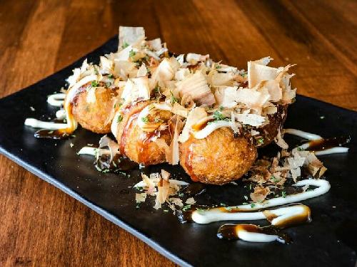 Takao Takoyaki, GKB Gresik, Arkiani Kambuna Putri, S. Pd.