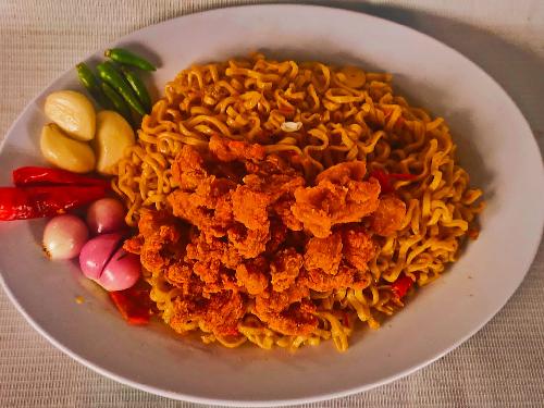 Mie Padeh Kulit Ayam Asratek, Sari Wahyuni
