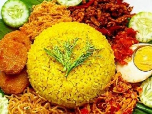Bebek Dan Ayam Goreng Ngumpet, Siti May Mona