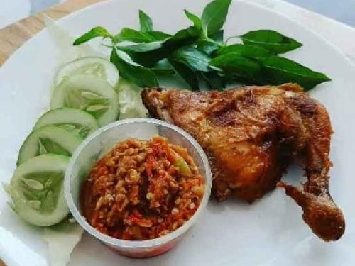 Ayam Goreng Nayla, Rancasari/Derwati/Sd Derwati, Tuwarisman