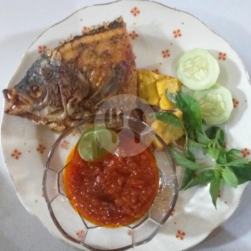 15 Tempat Makan Gurami Penyet Paling Enak di Surabaya