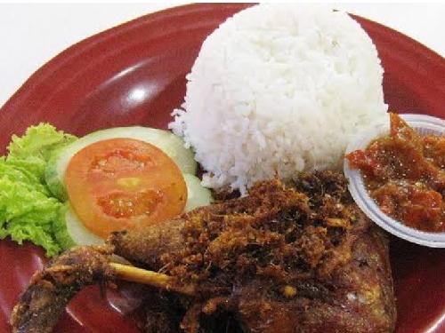 Nasi Bebek Surabaya Maknyuss, Revli Usman