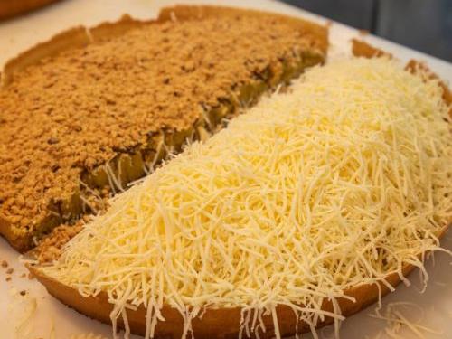 Martabak Terang Bulan Manis Dan Telor, Iis Dahlia