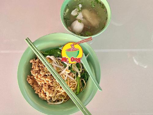 Mie Pangsit Ayam Bangka Mr Ong, Botania, Santi