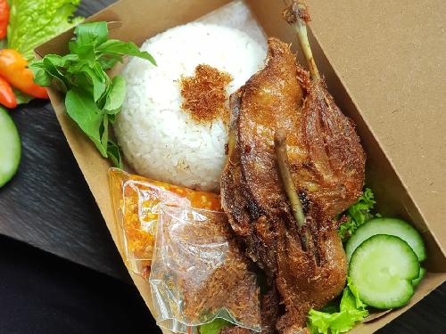 Bebek Surabaya 24 Jam, Ugi Akira Putra