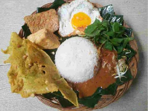 Nasi Urap Amah Bunda, Darusalam