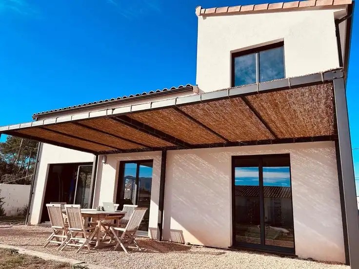 مقارنة بين مظلات الخيزران و مظلات القماش