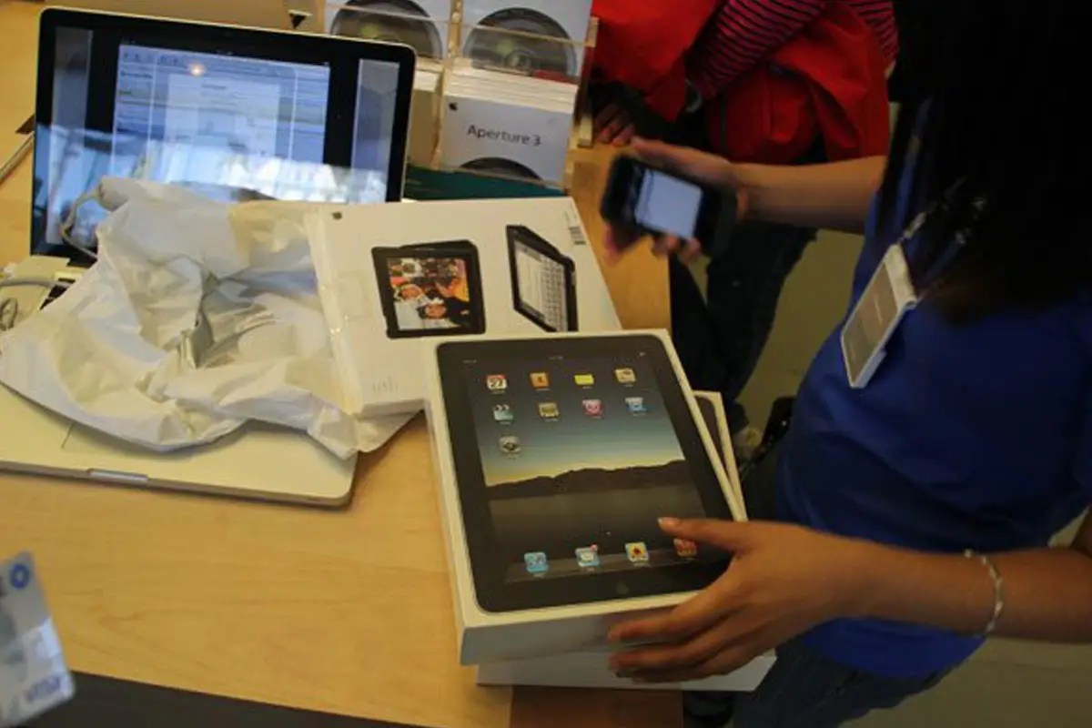 Buying The First Ipad Business Insider - Best Landscape Illustrations in Ultra HD