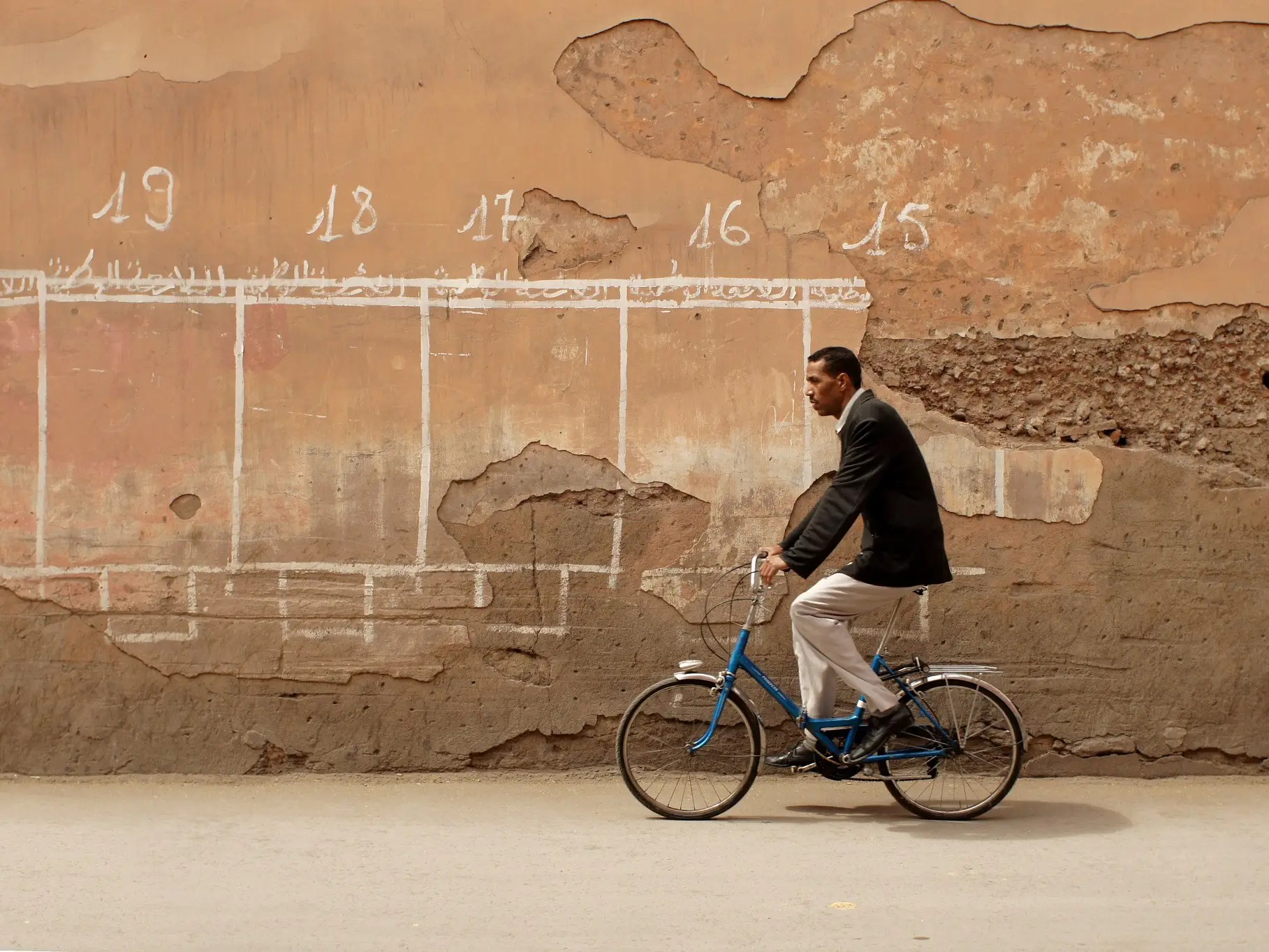 Free Ebook 23 Travel Hacks To Save Time And Money - Creative Mobile Landscape Illustrations | Free Download