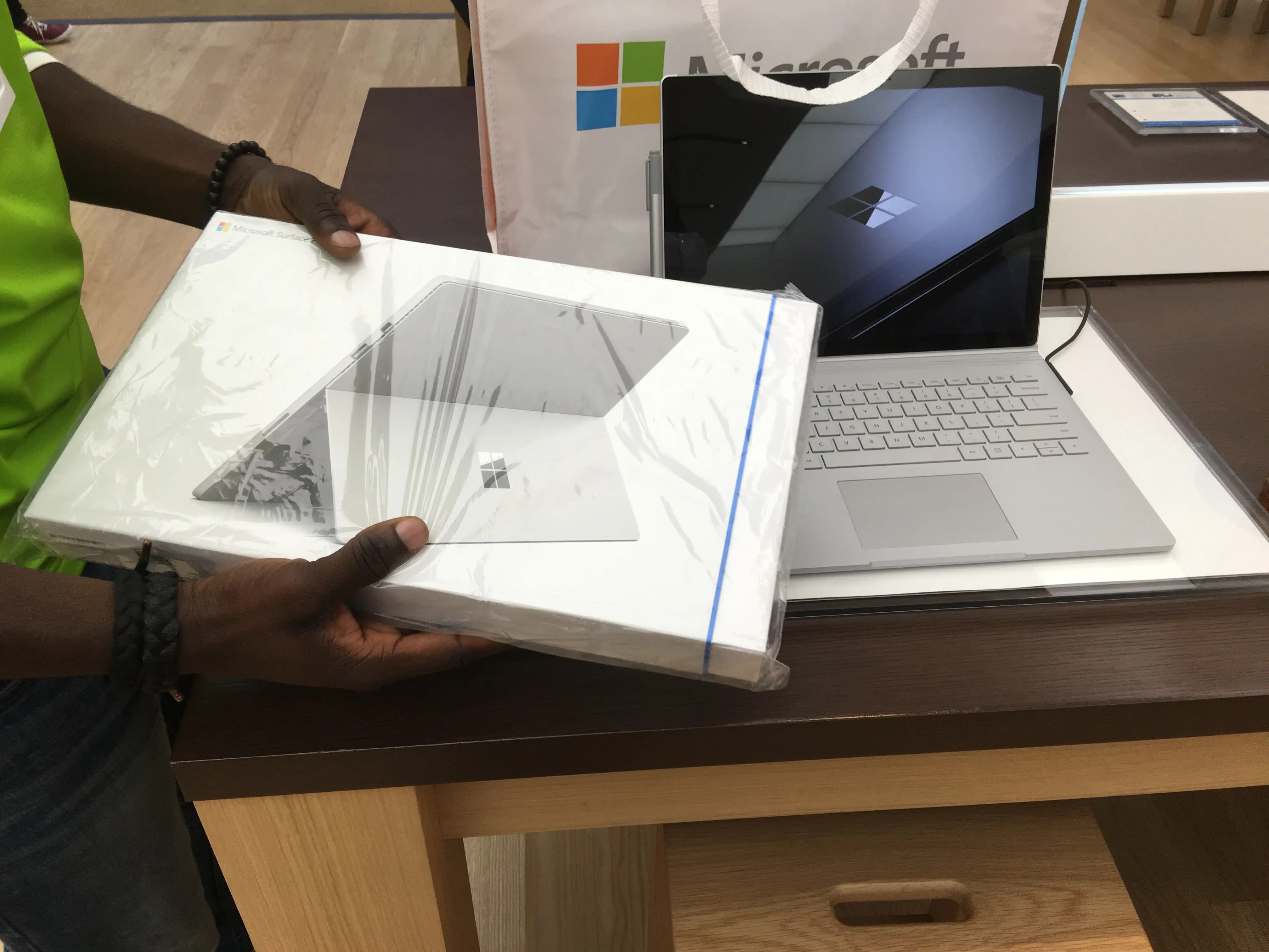 Simon Does The New Microsoft Store Experience - Full HD Minimal Illustrations for Desktop
