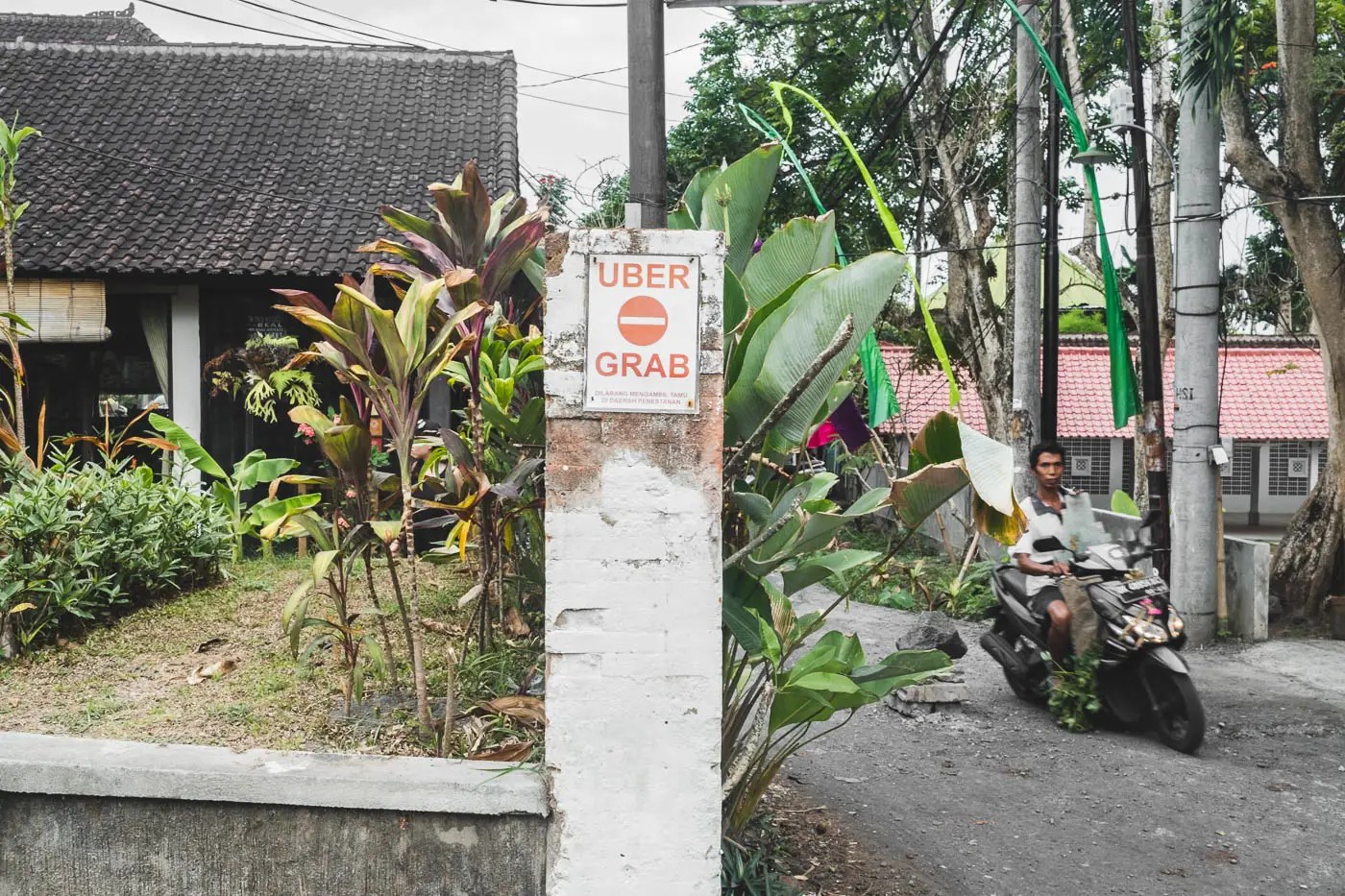 Tourists Threatened By Bali Taxi Driver With Knife In Row Over Fare - Minimal Texture Collection - High Resolution Quality