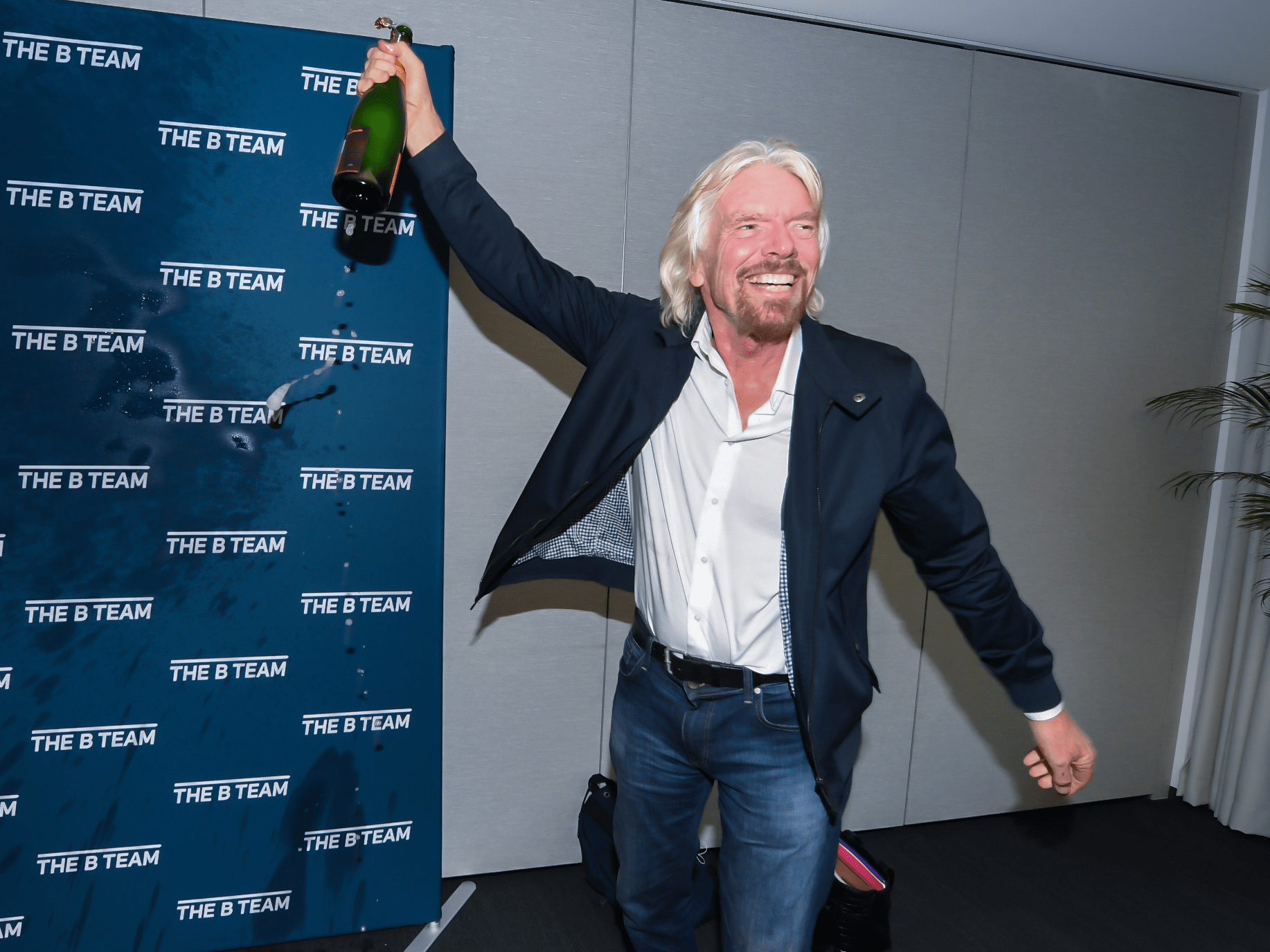 Karl Lagerfeld S 1 000 White Shirts And 9 Other Iconic Work Uniforms Business Insider