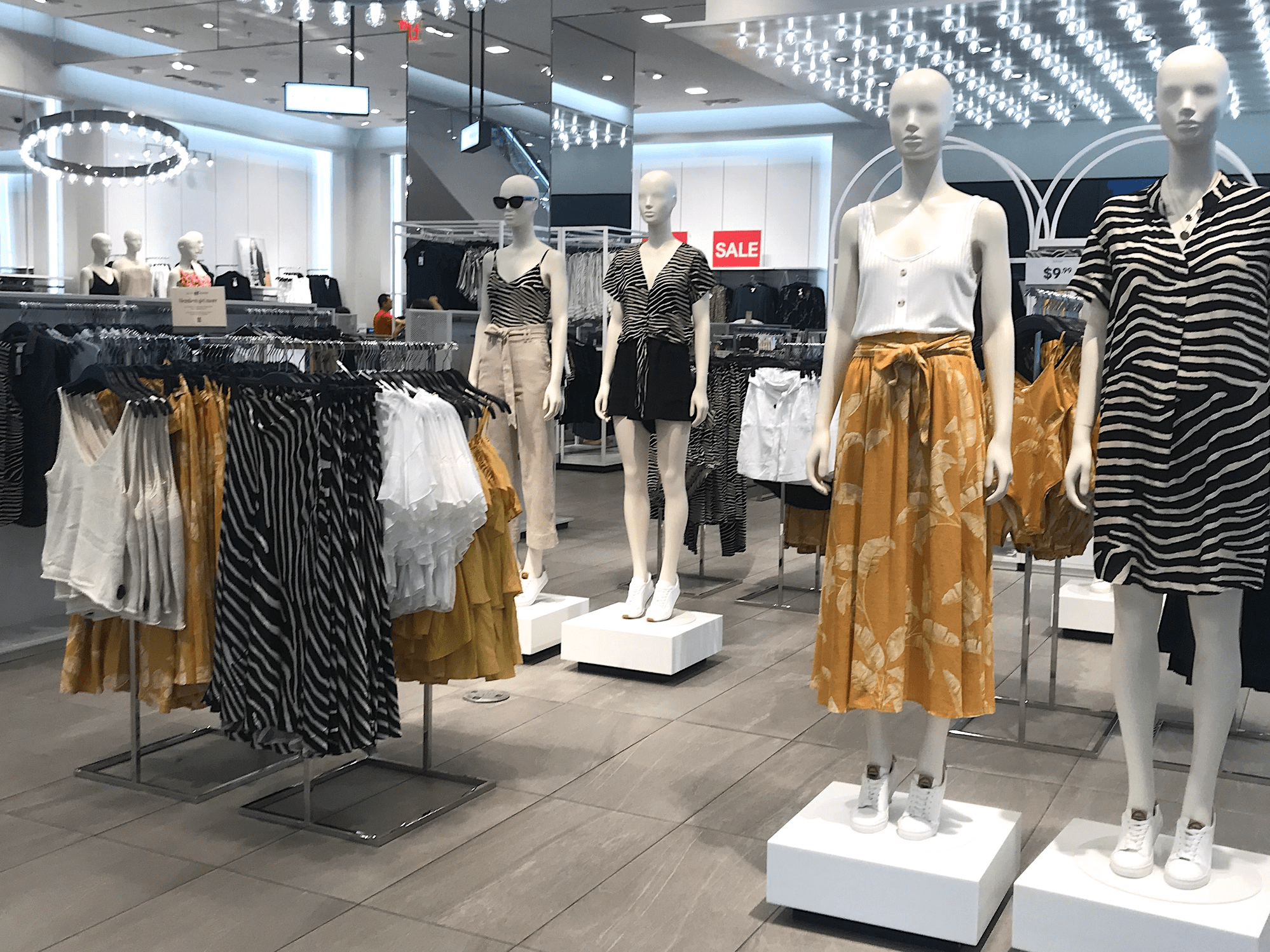 Forever 21 And H M Clothing Stores Compared Photos Business Insider