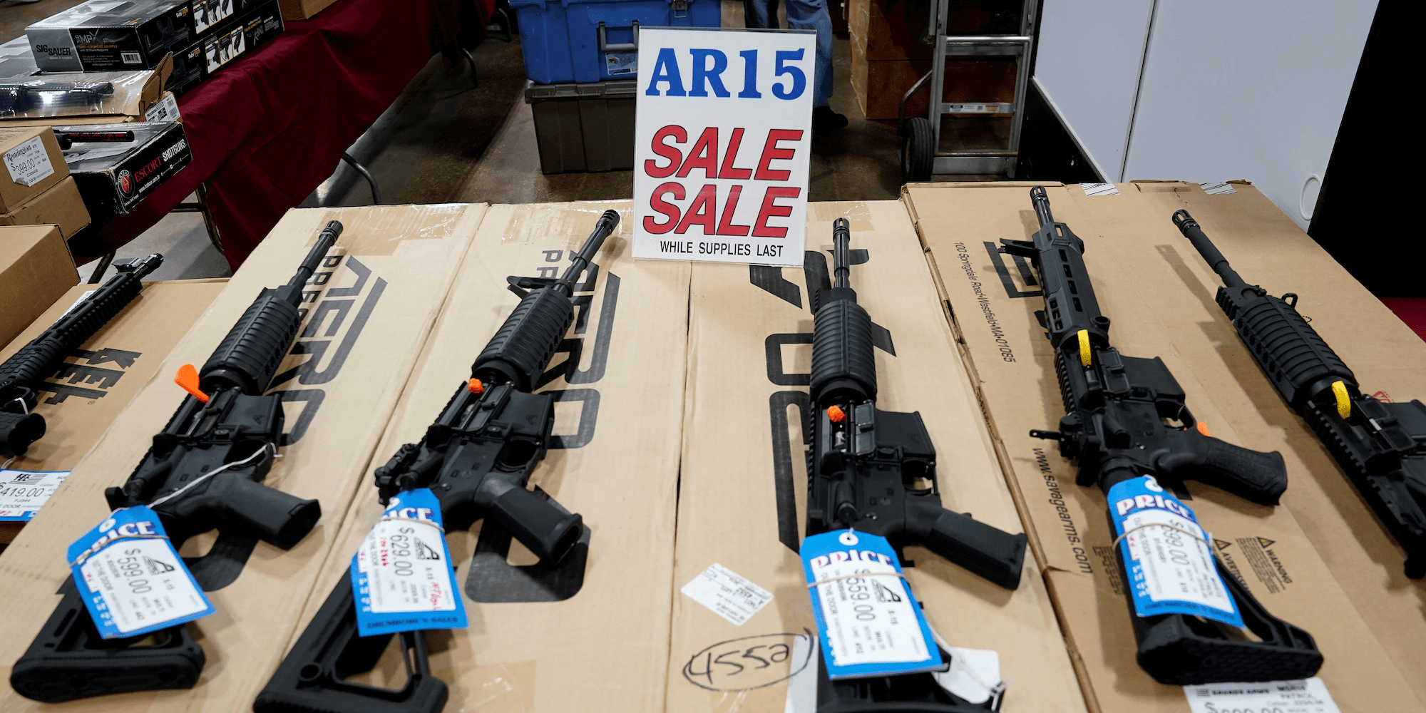 Ginklų terminijos suskirstymas, padėsiantis diskutuoti apie masinius šaudymus ir diskusijas dėl ginklų kontrolės