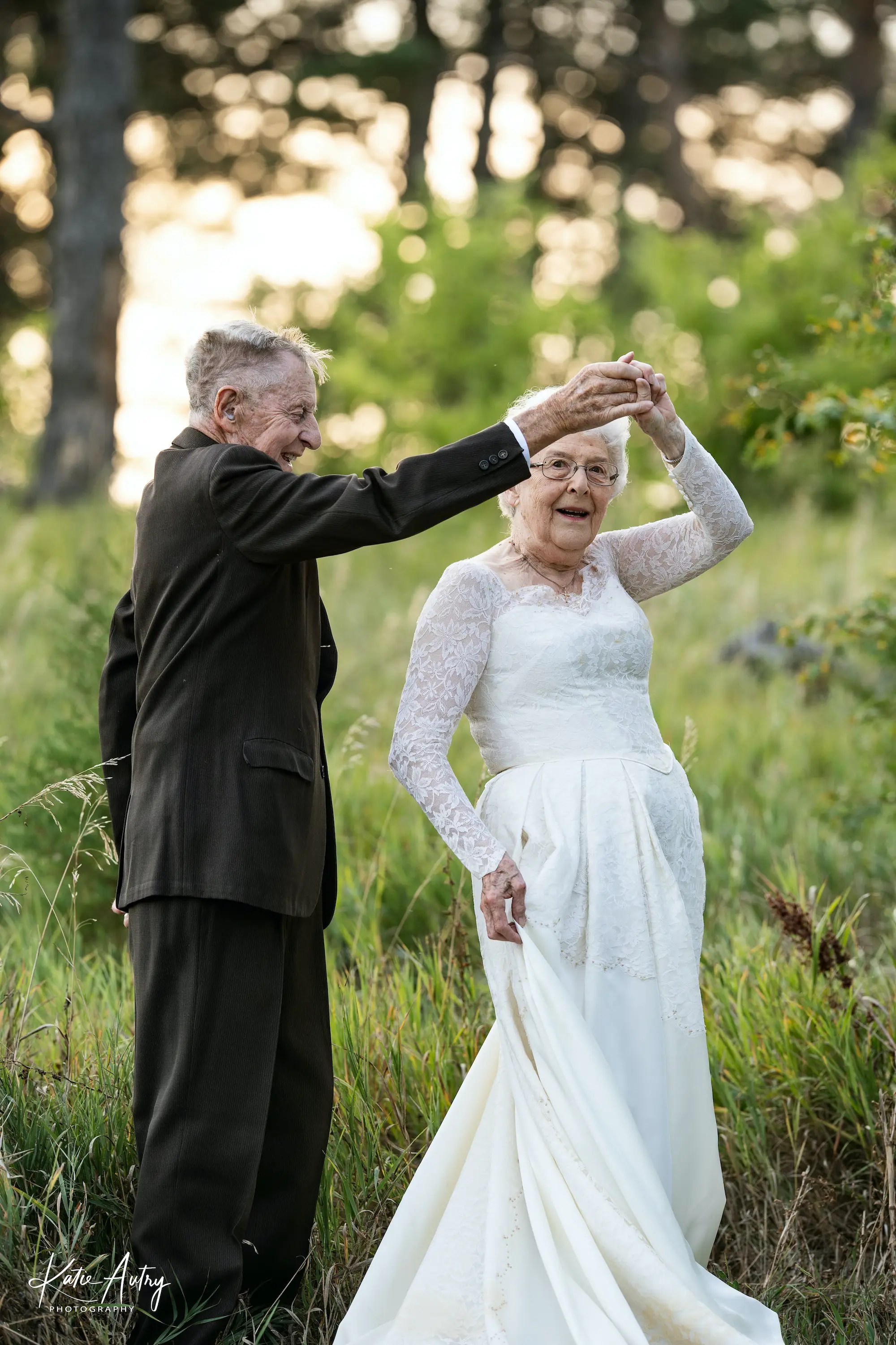 A Couple Wore Their Original Wedding Attire For An Adorable 60th Anniversary Photo Shoot Business Insider