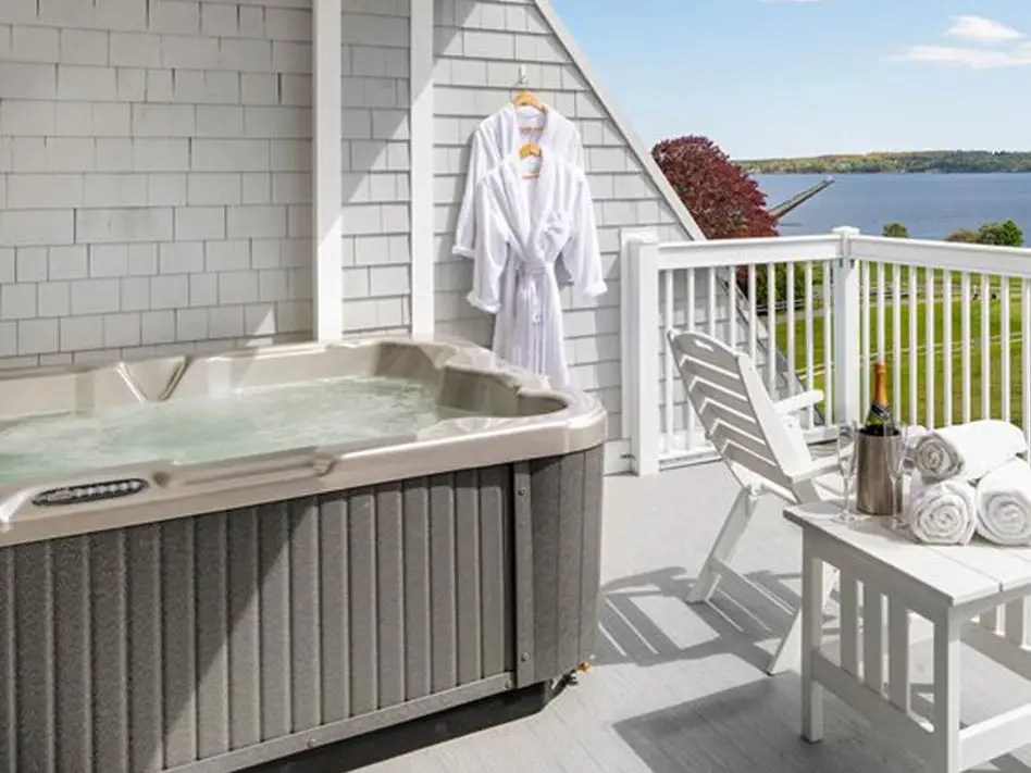 7 Romantic Poconos Hotels With Jacuzzi In Room And Fireplace