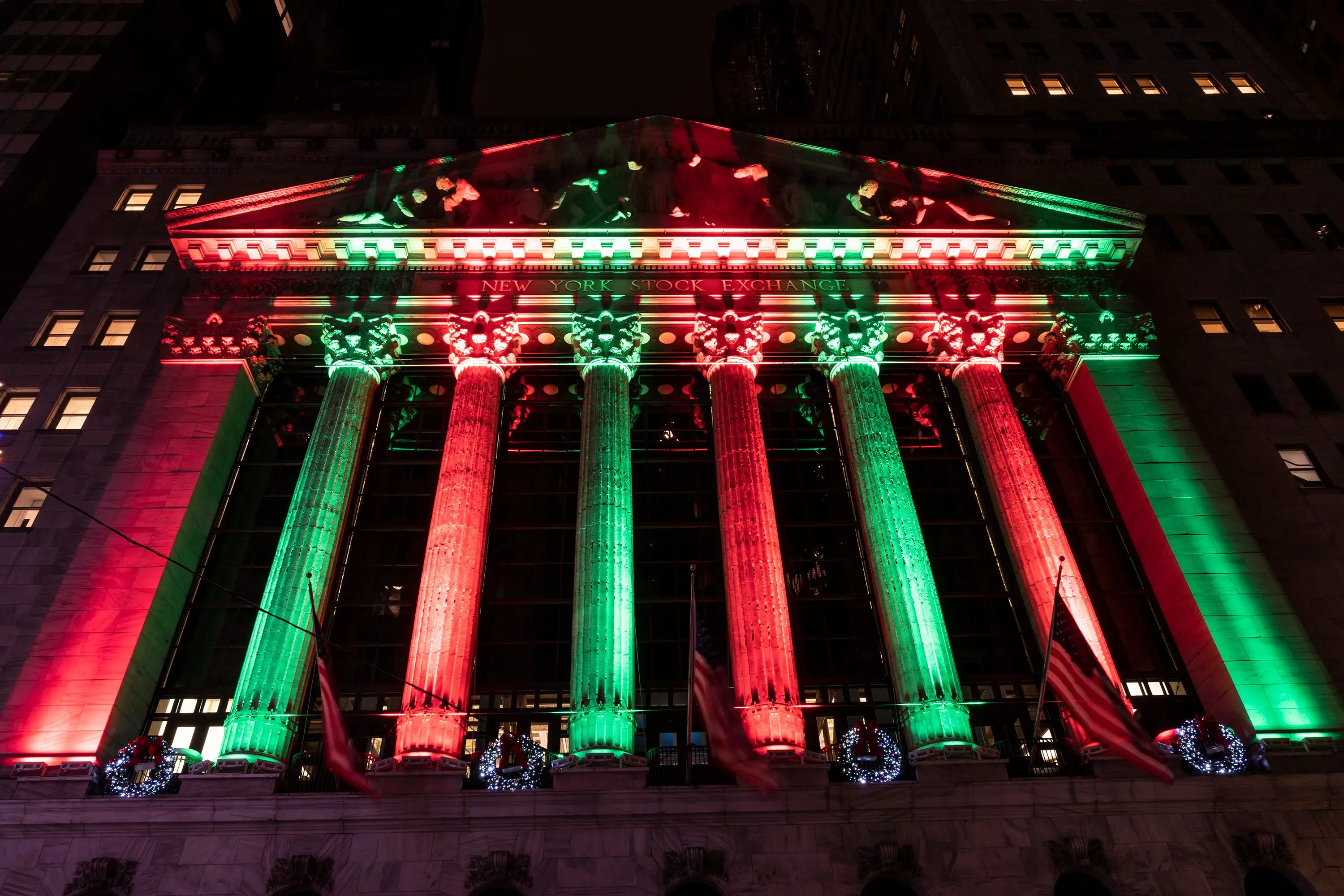 These buildings, monuments and other valuabl. Stunning Photos Of Us Landmarks Decked Out For The Holidays