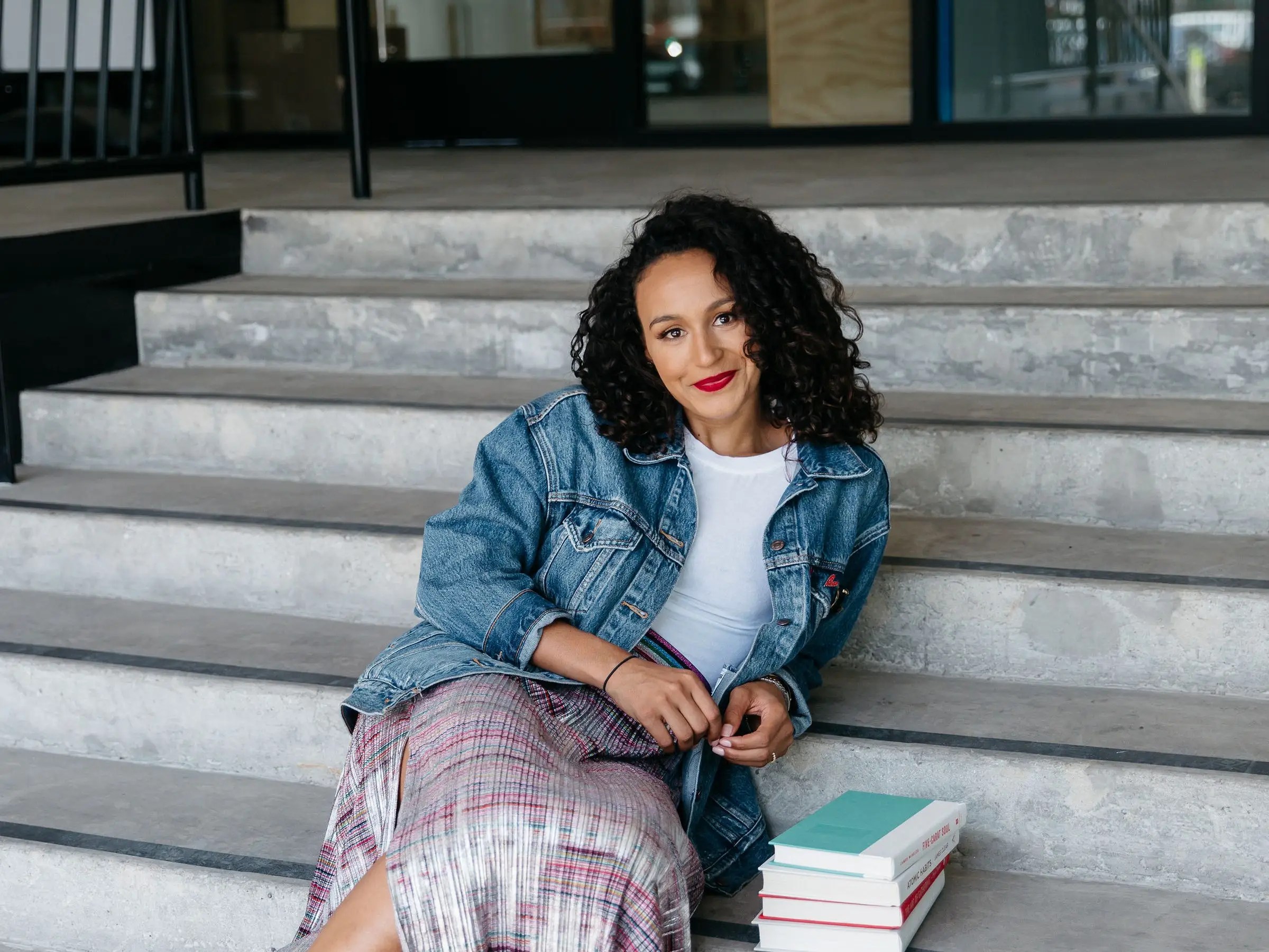 Traci Thomas Substack - Minimal Background Collection - Retina Quality