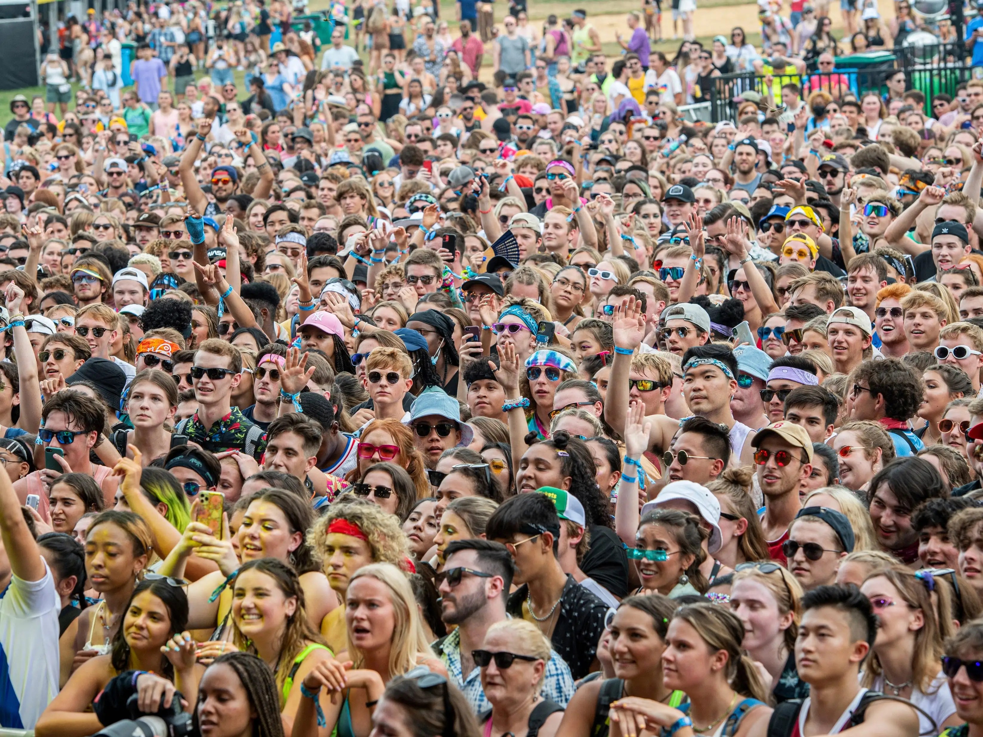 This is a list of lollapalooza lineups, sorted by year.lollapalooza was an annual travelling music festival organized from 1991 to 1997 by jane's addiction singer perry farrell.the concept was revived in 2003, but was cancelled in 2004. Wo7n7v Ohlj Sm