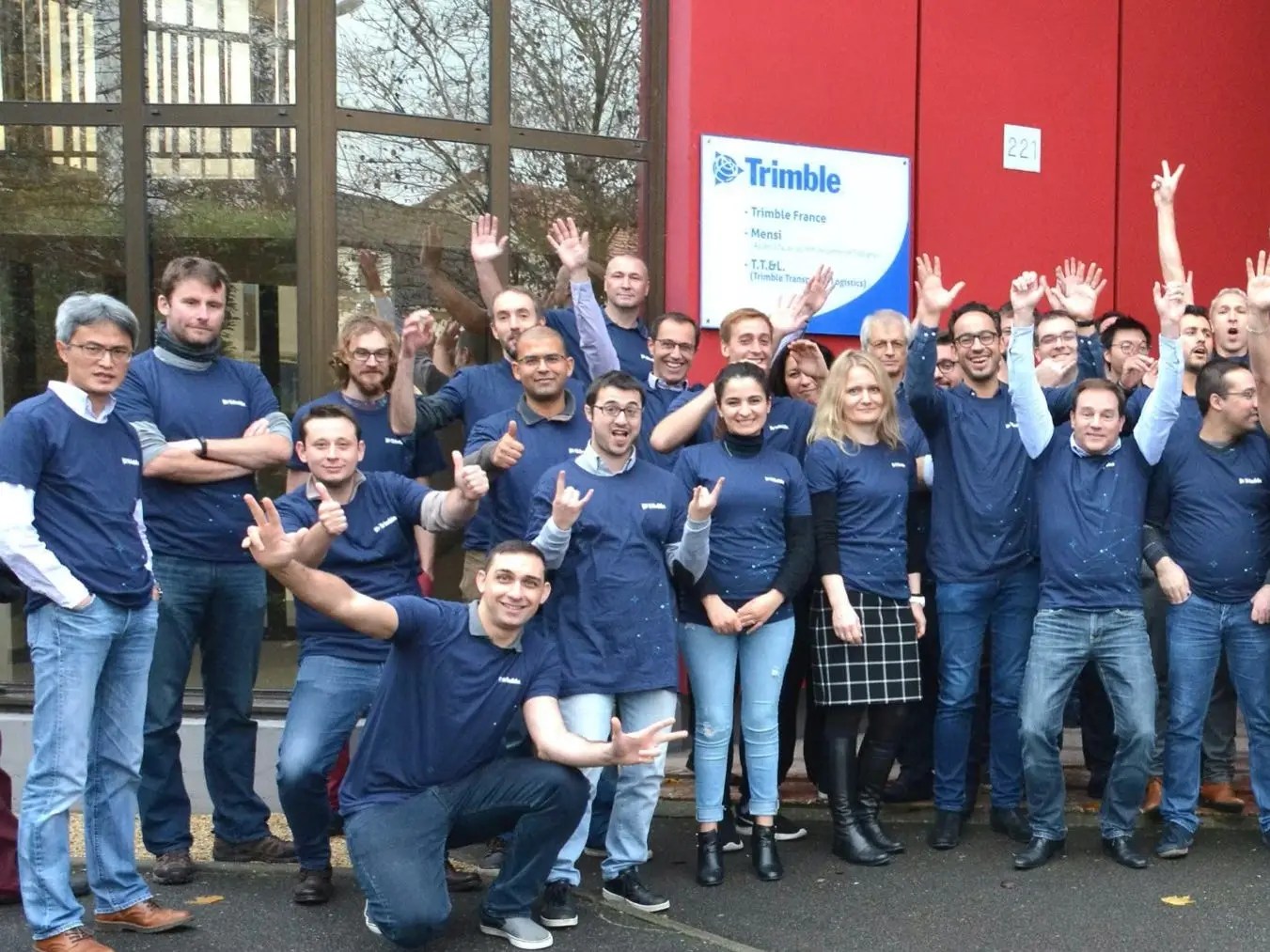 Company Culture Video Comparably - Download Elegant Gradient Design | Mobile