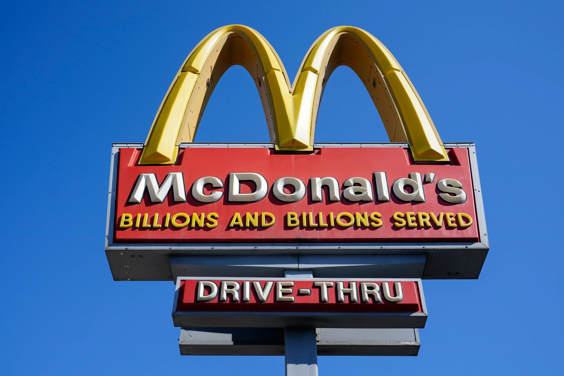 „McDonald’s“ vadovas seksualiai priekabiavo prie 17-metės darbuotojos, kol ji buvo „priversta“ atsistatydinti, pranešė federalinė agentūra.