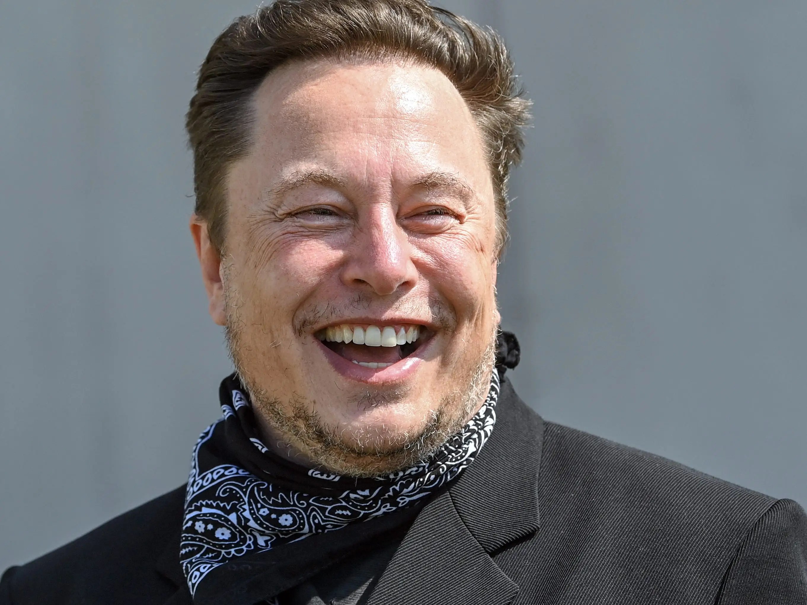 Auch bei tesla schreibt er gern mails an alle. Dovayblorrrq M
