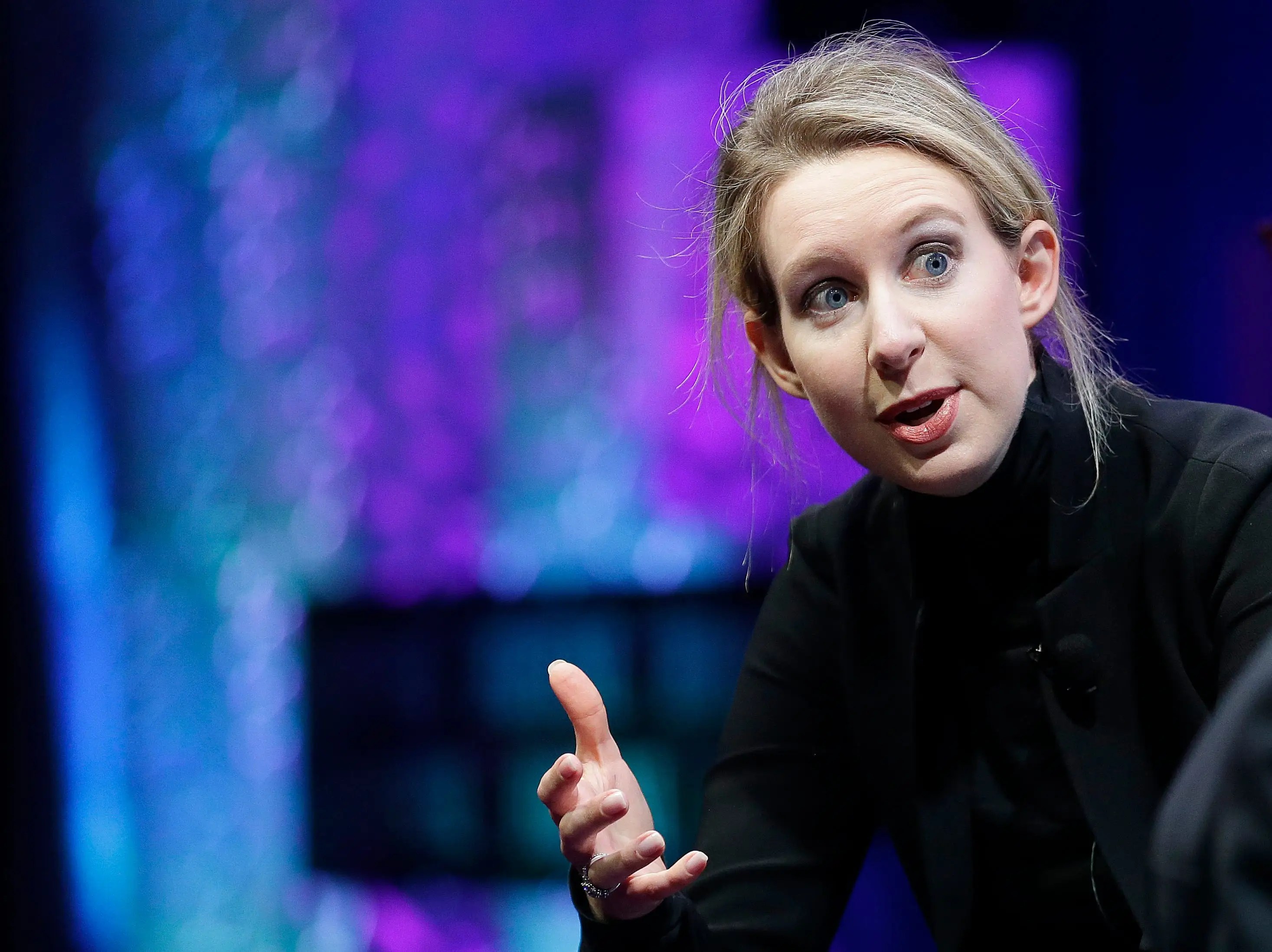 Elizabeth Holmes užsakė vakarienes Theranos personalui, bet pasirūpino, kad jos būtų pristatytos tik po 20 val., todėl jie dirbo vėlai: knyga