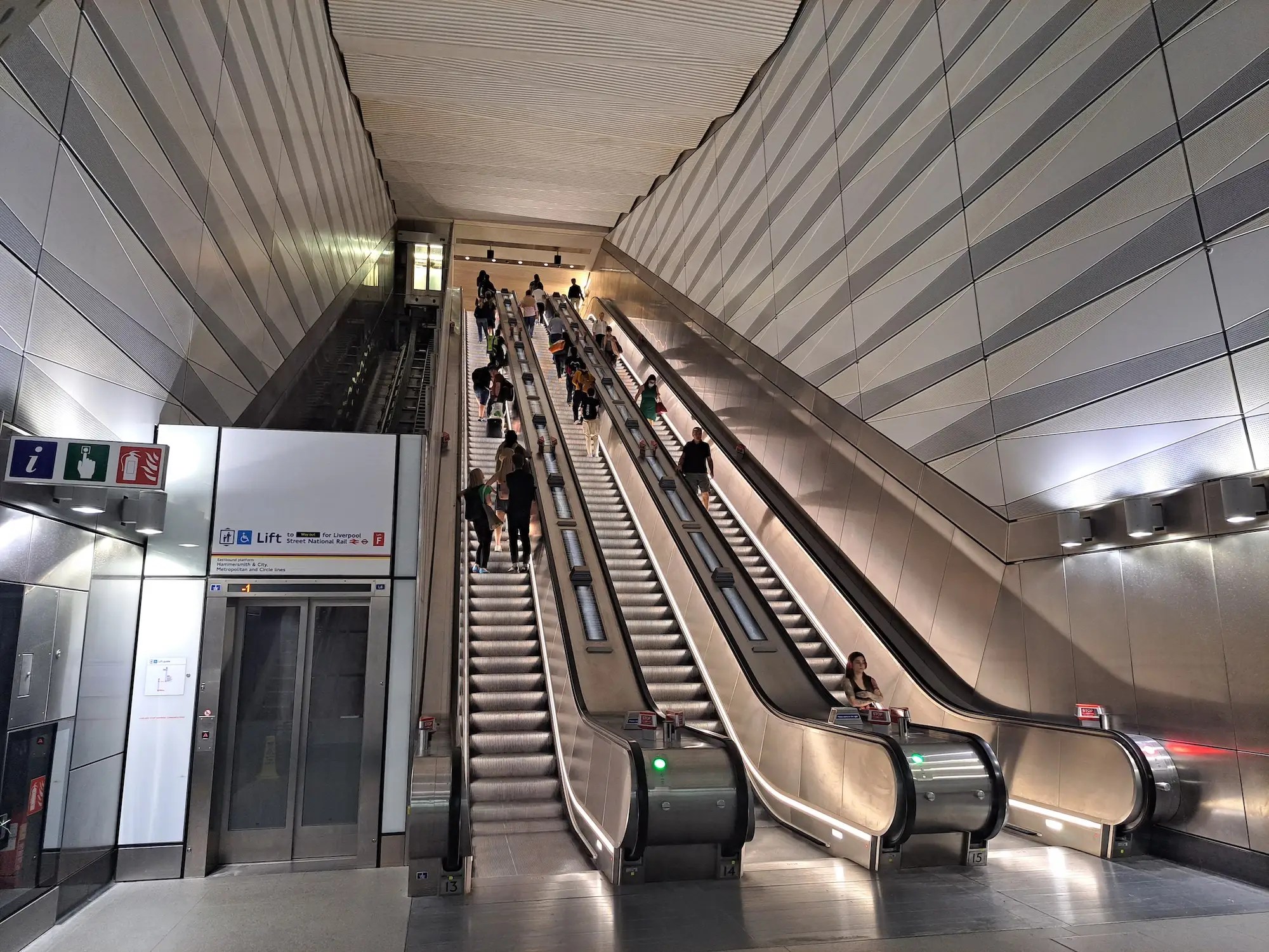 Sideways Elevators In London Video Jayforce - Download Ultra HD Gradient Design | 4K