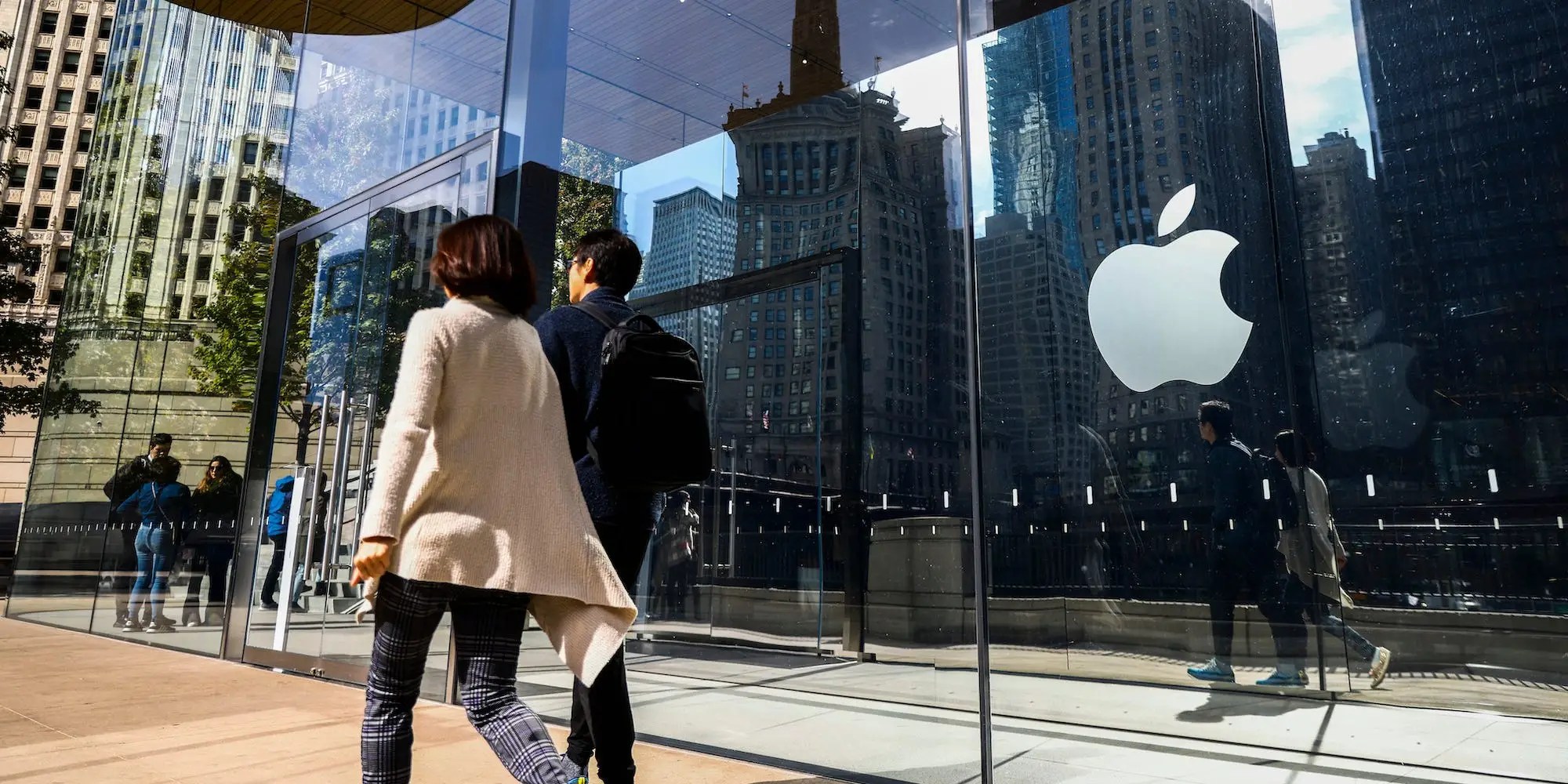 Ex-Apple Lawyer Says in Lawsuit She Faced ‘Death Threats,’ Discrimination